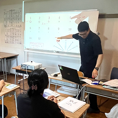 コスモスの日本語講師　渡辺隆宏