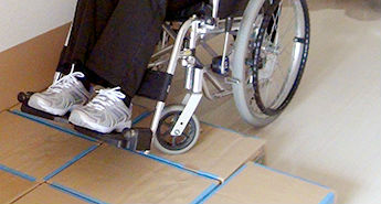 実際に車椅子に乗ってみる